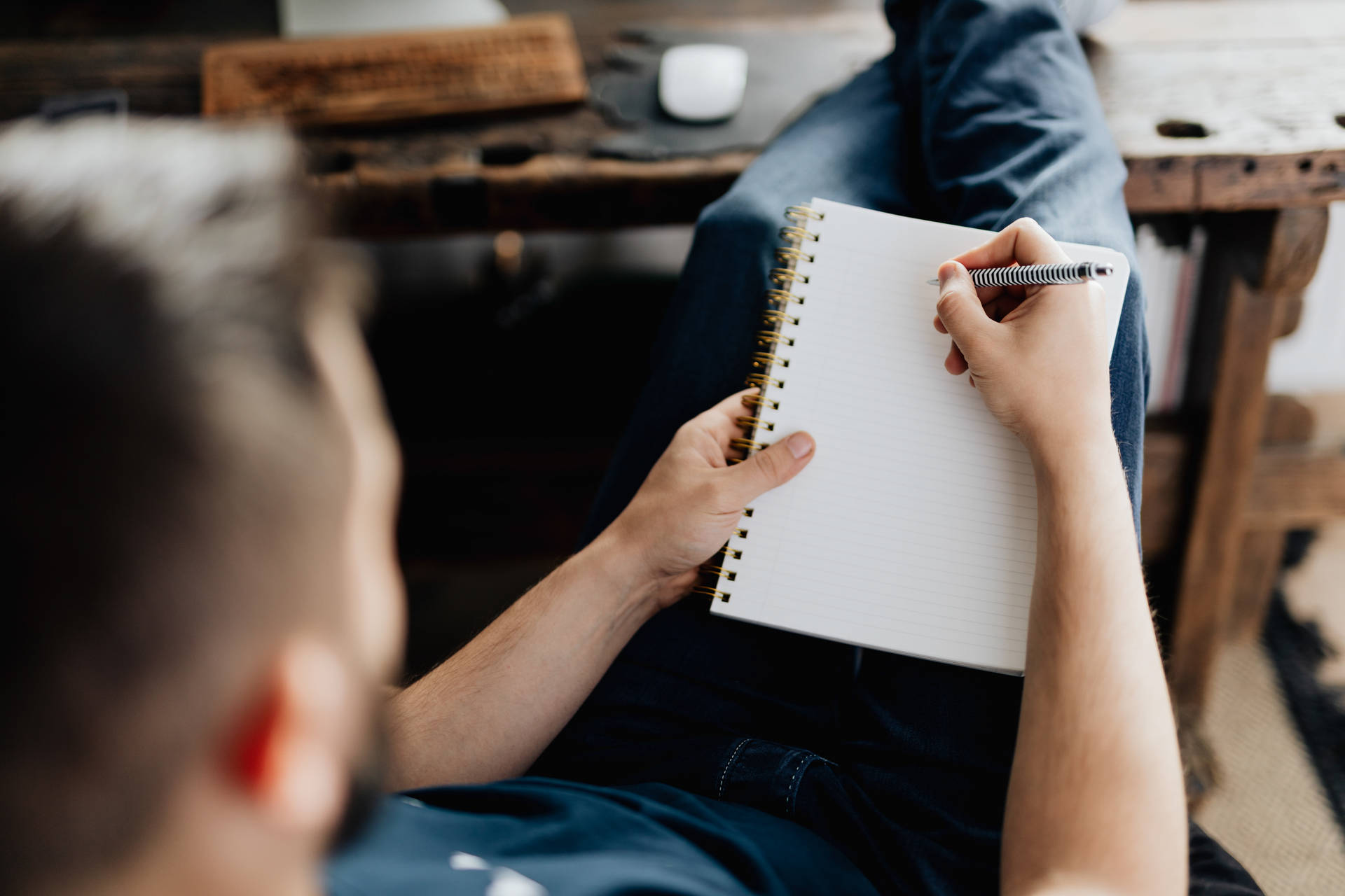 man-study-notebook-4k-jkkeomni00er3p0k